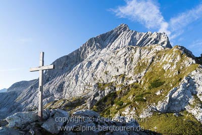 Gipfelkreuz des Osterfelderkopfes mit der Alpspitze