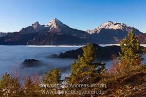 Watzmann und Hochkalter überragen den herbstlichen Hochnebel (Berchtesgadener Alpen)