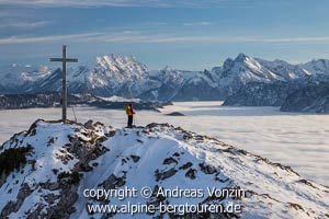 Gipfel des Zennokopf vor dem Watzmann und dem Hochkalter (Chiemgauer Alpen)