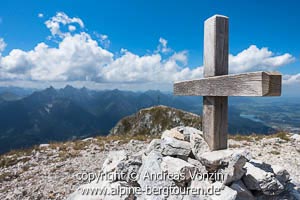 Das kleine Gipfelkreuz am Hauptgipfel des Säuling (Ammergauer Alpen)
