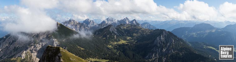 Aussicht vom Aggenstein-Gipfel auf die Tannheimer Berge
