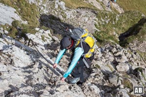 In der Aggenstein-Gipfelflanke: Entlang der Ketten teilweise luftig und ausgesetzt nach oben