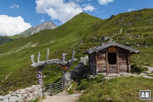 Am der kleinen Hütte betreten wir den Naturpark Zillertaler Alpen. Links im Hintergrund die Ahornspitze.