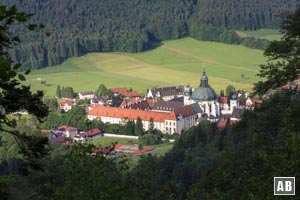 Tiefblick aus dem Weg nach oben auf das Kloster Ettal