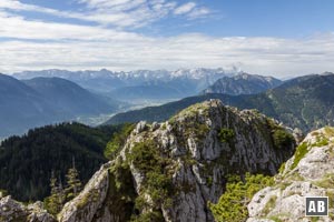 Am Gipfel des Ettaler Manndls: Blick hinweg über das Ettaler Weibl zur Zugspitze