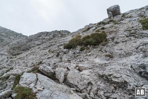 Bergtour Gaishorn: Oberhalb des Turms diesen, aus dem Hang ragenden, Felsblock anpeilen - und unterhalb nach links ausweichen