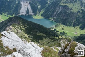 Bergtour Gaishorn: Tiefblick vom Gipfel auf den Vilsalpsee