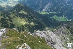 Bergtour Gaishorn: Rückblick auf unsere Aufstiegsroute: Links der Bildmitte die Obere Roßalpe