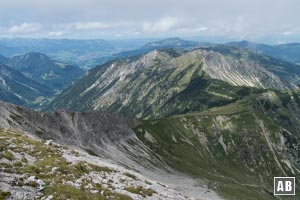 Aussicht vom Gaishorn-Gipfel hinweg über Ponten und Beschießer in Richtung Alpenvorland