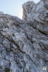 Bergtour Geiselstein: Der Einstieg in die Felsroute (anhaltend I mit Stellen im II. Grad)