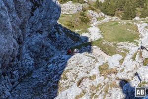 Bergsteiger am Einstieg in den Fels