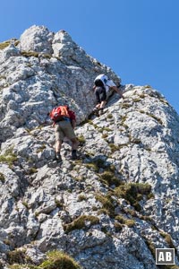 Bergtour Geiselstein: Am Gipfelgrat wenden wir uns nach rechts und meistern eine glatte Platte (II)