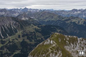 Blick vom höchsten Punkt auf den Gipfel der Roten Flüh (unten rechts) und die Allgäuer Alpen