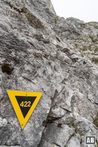 Die Felsroute hat sogar eine Wegnummer (422) und ist an einigen Stellen damit markiert