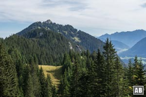 Blick vom Anstieg zur Brunnenkopfhütte auf den Hennenkopf
