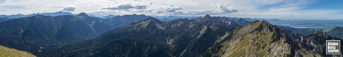 Umfangreiches Ammergauer Bergpanorama vom Gipfel der Großen Klammspitze