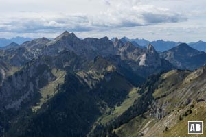 Blick vom Gipfel auf Hochplatte, Krähe, Gabelschrofen und Geiselstein