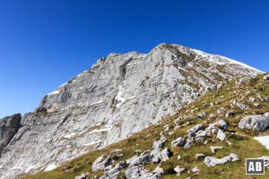 Am Guffert-Balkon: Blick in die Guffert-Südwand und auf den Gipfelgrat