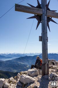 Das große Gipfelkreuz des Guffert vor dem Alpenhauptkamm