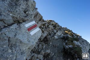 Im oberen Teil der Walser Hammerspitze tauchen vereinzelt farbige Markierungen auf