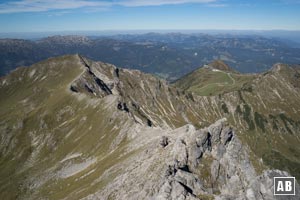 Rückblick vom Gipfel der Hochgehrenspitze auf die Walser Hammerspitze (links) und die Bergstation der Kanzelwandbahn (rechts)