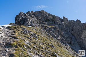 Der Gipfelaufbau der Hochgehrenspitze. Der <q>Normalweg</q> bringt uns über Pfadspuren bis zum Gipfel. Als Variante kann auch direkt über den Grat aufgestiegen werden (II, sehr ausgesetzt)