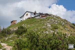 Die Heimgartenhütte unterhalb des Gipfels