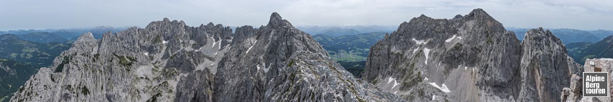 Großes Kaiserpanorama vom Gipfel der Hinteren Goinger Halt: In Bildmitte der Zapfen der Vorderen Goinger Halt, rechts die Karlspitzen