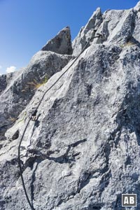 Impressionen aus dem Ostgrat: Ein kurzes Drahtseil hilft über die schwierigste Stelle