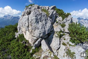 Impressionen aus dem Ostgrat: Der große Felsblock wird auf der rechten Seite umklettert