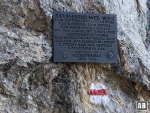 Am Einstieg in den Fels erinnert eine Gedenktafel an die Erschließung des Bäumenheimer Weges