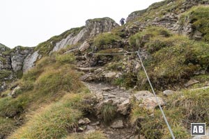 Bis zum Ausstieg auf die Ifen-Gipfelplatte bleibt das Gelände nun relativ harmlos.