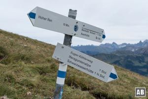 Vom Gipfel ca. 10 Minuten bis zu diesem Wegweiser abwärts. Der angezeigte Eugen-Köhler-Weg ist unser Zugang zum Schwarzwassertal.