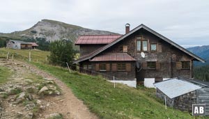 Die Schwarzwasserhütte vor dem Hohen Ifen.