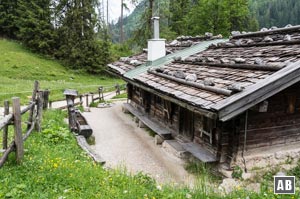 Die Enzian-Brennhütte vor der Priesbergalm