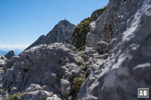 Erster Blick auf das Gipfelkreuz der Vorderen Karlspitze