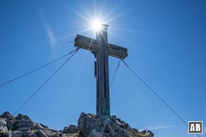 Das massive Gipfelkreuz der Vorderen Karlspitze
