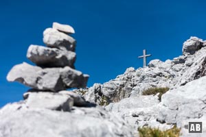 Ein Steinmann markiert den Weg zur Hinteren Karlspitze