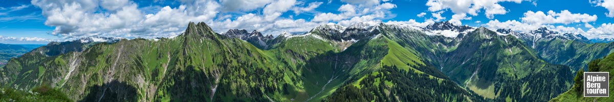 Bergpanorama Sommer vom Kegelkopf mit den Allgäuer Alpen (Bayern, Deutschland)