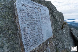 Gedenktafel der Bergwacht am Gipfelfelsen