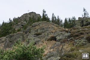 Zoom aus dem Südgrat auf das Gipfelkreuz