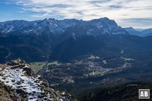 Blick vom Gipfel des Kramer auf die Zugspitze