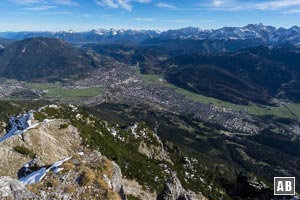 Blick vom Gipfel des Kramer auf Garmisch-Partenkirchen