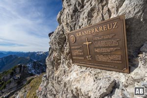 Eine Tafel am Gipfel des Kramer informiert über die bewegende Geschichte des Gipfelkreuzes
