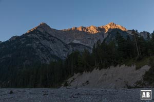 Der Nachbar der Kreuzspitze, die Geierköpfe, erstrahlen im ersten Morgenlicht