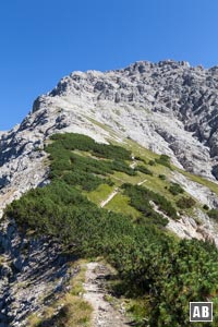 Blick vom Schwarzenköpfel auf den Gipfelaufbau der Kreuzspitze: Der Gipfel wird von links erreicht