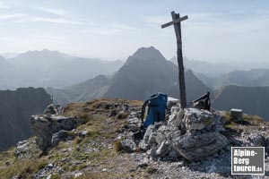 Der Gipfel des Liechelkopf hat ein provisorisches Holzkreuz...