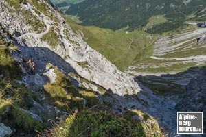 Rückblick von der Kemptner Scharte in den Felssteig und zur Hinteren Wildenalpe