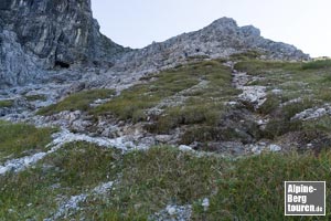 Der Steig die Rampe empor navigiert unten noch durch alpine Grasmatten