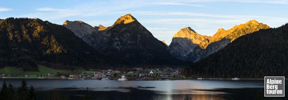 Anreise nach Pertisau: Das Karwendel erstrahlt in der aufgehenden Morgensonne